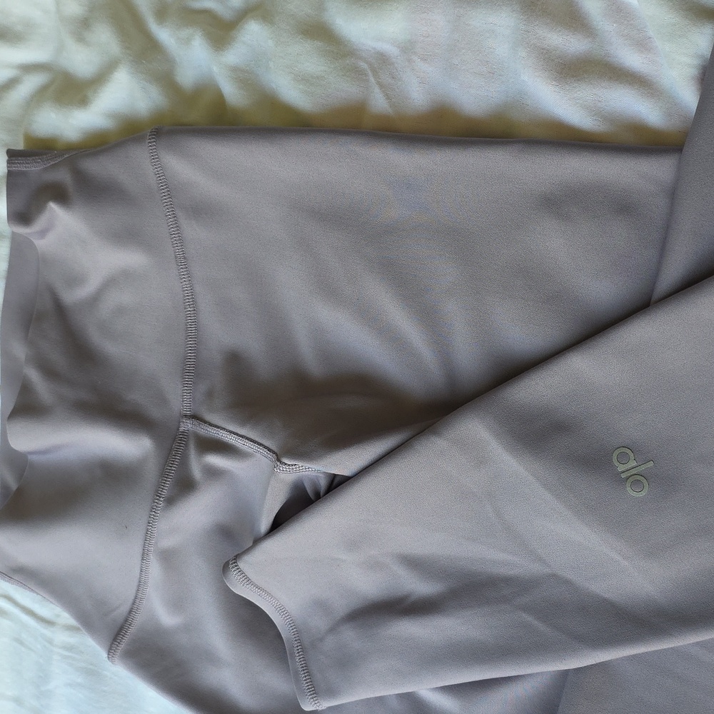 ALO Yoga Lavender Leggings - Picture 2 of 5